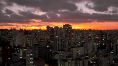 Sao Paulo Brezilya 'da gün batımı. Sao Paulo Brezilya 'da günbatımı gökyüzü manzarası. Renkli gökyüzünün manzarası ve aydınlatılmış kuleler ofis binaları ve gökdelenler. Şehir yaşamı manzarası.