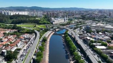 Sao Paulo Brezilya otobanındaki trafik sıkışıklığı şehri. Ulaşım manzarası. Sao Paulo Brezilya şehir merkezinde trafik var. Yolculukta birden fazla köprü ve şerit manzarası.