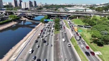 Sao Paulo Brezilya otobanındaki trafik sıkışıklığı şehri. Ulaşım manzarası. Sao Paulo Brezilya şehir merkezinde trafik var. Yolculukta birden fazla köprü ve şerit manzarası.