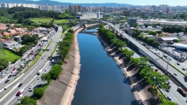 Sao Paulo Brezilya otobanındaki trafik sıkışıklığı şehri. Ulaşım manzarası. Sao Paulo Brezilya şehir merkezinde trafik var. Yolculukta birden fazla köprü ve şerit manzarası.