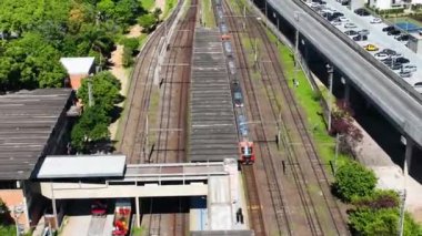 Sao Paulo Brezilya 'daki banliyö tren istasyonunun panorama hava manzarası. Ulaşım manzarası. Banliyö tren istasyonu rayları. Sao Paulo Brezilya. Şehrin toplu taşımacılığı.