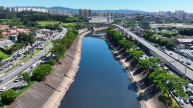 Sao Paulo Brezilya otobanındaki trafik sıkışıklığı şehri. Ulaşım manzarası. Sao Paulo Brezilya şehir merkezinde trafik var. Yolculukta birden fazla köprü ve şerit manzarası.