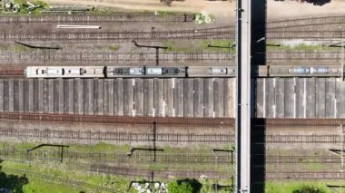 Sao Paulo Brezilya 'daki banliyö tren istasyonunun panorama hava manzarası. Ulaşım manzarası. Banliyö tren istasyonu rayları. Sao Paulo Brezilya. Şehrin toplu taşımacılığı.