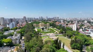 2022 yılında Sao Paulo Brezilya şehir merkezindeki ünlü Ipiranga Müzesi restorasyonuna başladı. Şehir merkezindeki Ortaçağ Binası. Manzaralı bahçe ve şehir simgesi bina. Sao Paulo Brezilya.