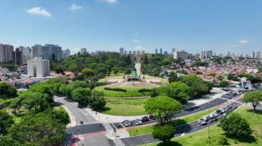 2022 yılında Sao Paulo Brezilya şehir merkezindeki ünlü Ipiranga Müzesi restorasyonuna başladı. Şehir merkezindeki Ortaçağ Binası. Manzaralı bahçe ve şehir simgesi bina. Sao Paulo Brezilya.