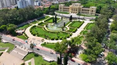 2022 yılında Sao Paulo Brezilya şehir merkezindeki ünlü Ipiranga Müzesi restorasyonuna başladı. Şehir merkezindeki Ortaçağ Binası. Manzaralı bahçe ve şehir simgesi bina. Sao Paulo Brezilya.
