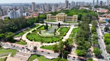 2022 yılında Sao Paulo Brezilya şehir merkezindeki ünlü Ipiranga Müzesi restorasyonuna başladı. Şehir merkezindeki Ortaçağ Binası. Manzaralı bahçe ve şehir simgesi bina. Sao Paulo Brezilya.