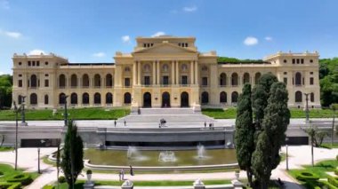 2022 yılında Sao Paulo Brezilya şehir merkezindeki ünlü Ipiranga Müzesi restorasyonuna başladı. Şehir merkezindeki Ortaçağ Binası. Manzaralı bahçe ve şehir simgesi bina. Sao Paulo Brezilya.