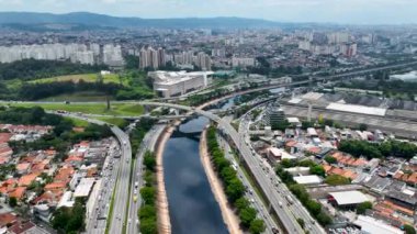 Sao Paulo Brezilya otobanındaki trafik sıkışıklığı şehri. Ulaşım manzarası. Sao Paulo Brezilya şehir merkezinde trafik var. Yolculukta birden fazla köprü ve şerit manzarası.