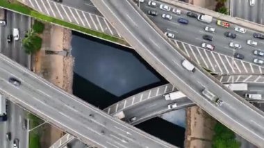 Sao Paulo Brezilya otobanındaki trafik sıkışıklığı zaman aşımına uğradı. Ulaşım sahnesi. Sao Paulo Brezilya şehir merkezindeki trafiği hızlandırın. Yoldaki köprüler ve şeritler üzerindeki hızlandırılmış araçlar.