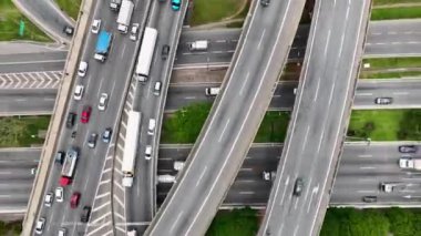 Sao Paulo Brezilya otobanındaki trafik sıkışıklığı zaman aşımına uğradı. Ulaşım sahnesi. Sao Paulo Brezilya şehir merkezindeki trafiği hızlandırın. Yoldaki köprüler ve şeritler üzerindeki hızlandırılmış araçlar.