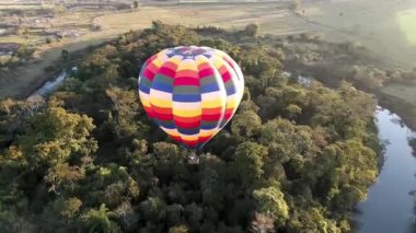 Kırsal alanda, izole edilmiş sıcak hava balonunun çarpıcı manzarası. Renkli sıcak hava balonu anten görüntüsü. Havada balon var. Kırsal alan. Spor macerası balon manzarası.