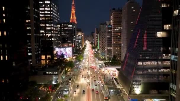 サンパウロブラジル 夜の風景サンパウロブラジルのダウンタウンのパウリスタ通り 交通風景 オフィスビルだ サンパウロの街並み パウリスタ通り — ストック動画
