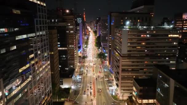 圣保罗巴西 圣保罗市中心的夜景保利斯塔大道 交通风景 公司的商业办公大楼 圣保罗圣保罗市Paulista大道 — 图库视频影像