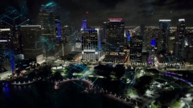 Miami Birleşik Devletleri. Fütürist siber efektli akıllı şehrin hava siber şehri. Yenilik. Nano teknoloji. Miami Birleşik Devletleri. Siber teknoloji. Bulut hesaplama. Dijital dönüşüm.