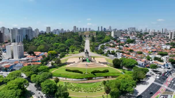 サンパウロのダウンタウンにあるブラジル独立博物館は 2022年に修復されました ダウンタウンの中世の建物 風光明媚な庭園や都市のランドマーク的な建物 サンパウロブラジル — ストック動画
