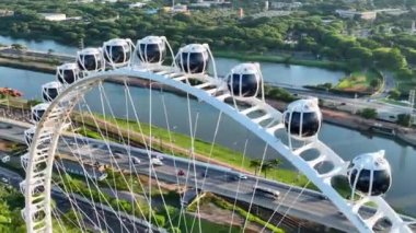 Sao Paulo Brezilya. Latin Amerika merkezli Major Ferris Wheel Entertainment Sao Paulo Brezilya şehir merkezinde. Lunaparktaki dönme dolap. Eğlence eğlencesi manzarası. Villa Lobos Parkı. Turizm simgesi.