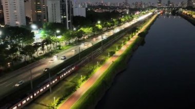 Sao Paulo Brezilya şehir merkezi. Sao Paulo Brezilya 'daki Marginal Pinheiros Otoyolu' nun gece manzarası. Ulaşım sahnesi. Otoyoldaki trafik ışıkları. Marjinal Pinheiros Sao Paulo Brezilya 'da.