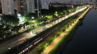 Sao Paulo Brezilya 'nın şehir manzarası. Sao Paulo Brezilya 'daki Marjinal Pinheiros Otoyolu' nun Gece Manzarası. Ulaşım sahnesi. Otoyoldaki trafik ışıkları. Marjinal Pinheiros Sao Paulo Brezilya 'da.