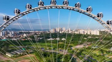 Sao Paulo Brezilya. Latin Amerika merkezli Major Ferris Wheel Entertainment Sao Paulo Brezilya şehir merkezinde. Lunaparktaki dönme dolap. Eğlence eğlencesi manzarası. Villa Lobos Parkı. Turizm simgesi.