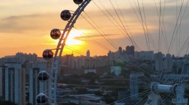 Sao Paulo Brezilya 'da günbatımı gökyüzü. Latin Amerika merkezli Major Ferris Wheel Entertainment Sao Paulo Brezilya şehir merkezinde. Lunaparktaki dönme dolapta gün batımı. Eğlence eğlencesi. Vila Lobos Parkı.