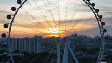 Sao Paulo Brezilya 'da günbatımı gökyüzü. Latin Amerika merkezli Major Ferris Wheel Entertainment Sao Paulo Brezilya şehir merkezinde. Lunaparktaki dönme dolapta gün batımı. Eğlence eğlencesi. Vila Lobos Parkı.