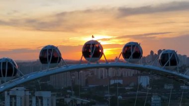 Sao Paulo Brezilya 'da günbatımı gökyüzü. Latin Amerika merkezli Major Ferris Wheel Entertainment Sao Paulo Brezilya şehir merkezinde. Lunaparktaki dönme dolapta gün batımı. Eğlence eğlencesi. Vila Lobos Parkı.