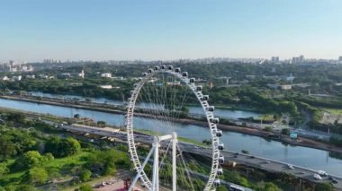 Sao Paulo Brezilya. Latin Amerika merkezli Major Ferris Wheel Entertainment Sao Paulo Brezilya şehir merkezinde. Lunaparktaki dönme dolap. Eğlence eğlencesi manzarası. Villa Lobos Parkı. Turizm simgesi.