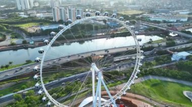 Sao Paulo Brezilya. Latin Amerika merkezli Major Ferris Wheel Entertainment Sao Paulo Brezilya şehir merkezinde. Lunaparktaki dönme dolap. Eğlence eğlencesi manzarası. Villa Lobos Parkı. Turizm simgesi.