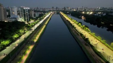 Sao Paulo Brezilya şehir merkezi. Sao Paulo Brezilya 'daki Marginal Pinheiros Otoyolu' nun gece manzarası. Ulaşım sahnesi. Otoyoldaki trafik ışıkları. Marjinal Pinheiros Sao Paulo Brezilya 'da.