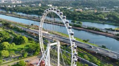 Sao Paulo Brezilya. Latin Amerika merkezli Major Ferris Wheel Entertainment Sao Paulo Brezilya şehir merkezinde. Lunaparktaki dönme dolap. Eğlence eğlencesi manzarası. Villa Lobos Parkı. Turizm simgesi.