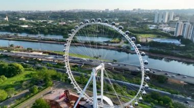 Sao Paulo Brezilya. Latin Amerika merkezli Major Ferris Wheel Entertainment Sao Paulo Brezilya şehir merkezinde. Lunaparktaki dönme dolap. Eğlence eğlencesi manzarası. Villa Lobos Parkı. Turizm simgesi.