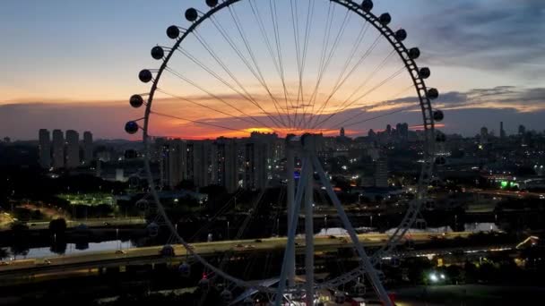 圣保罗巴西的日落 圣保罗市中心拉丁美洲的Ferris Wheel娱乐少校 日落在游乐园的摩天轮旁 娱乐吸引力 洛沃斯公园 — 图库视频影像
