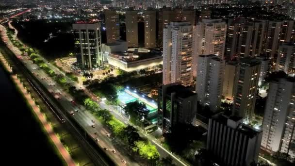 サンパウロの街の風景ブラジル サンパウロブラジルでのマージナル ピニヒロス高速道路の夜の風景 輸送現場だ 高速道路の信号機 サンパウロのマージナル ピンヒロスブラジル — ストック動画