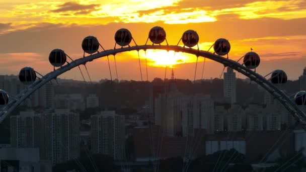圣保罗巴西的日落 圣保罗市中心拉丁美洲的Ferris Wheel娱乐少校 日落在游乐园的摩天轮旁 娱乐吸引力 洛沃斯公园 — 图库视频影像