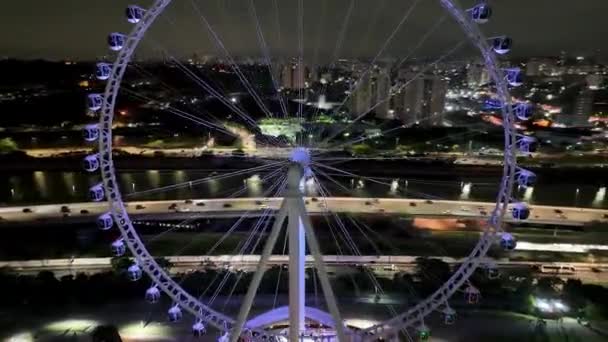 圣保罗市的夜景圣保罗市中心拉丁美洲的Ferris Wheel娱乐少校 游乐园的摩天轮夜生活 娱乐场所 — 图库视频影像