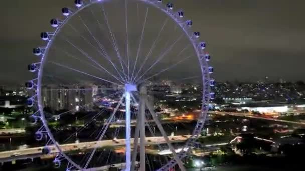 圣保罗市的夜景圣保罗市中心拉丁美洲的Ferris Wheel娱乐少校 游乐园的摩天轮夜生活 娱乐场所 — 图库视频影像