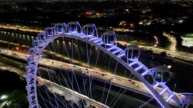 Sao Paulo Brezilya 'da gece kuşağı. Latin Amerika merkezli Major Ferris Wheel Entertainment Sao Paulo Brezilya şehir merkezinde. Lunaparktaki dönme dolapta gece hayatı. Eğlence eğlencesi.