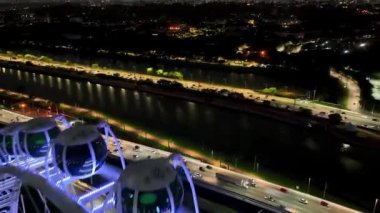 Sao Paulo Brezilya 'da gece kuşağı. Latin Amerika merkezli Major Ferris Wheel Entertainment Sao Paulo Brezilya şehir merkezinde. Lunaparktaki dönme dolapta gece hayatı. Eğlence eğlencesi.