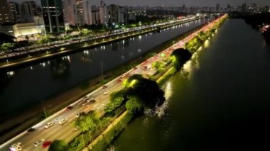 Sao Paulo Brezilya şehir merkezi. Sao Paulo Brezilya 'daki Marginal Pinheiros Otoyolu' nun gece manzarası. Ulaşım sahnesi. Otoyoldaki trafik ışıkları. Marjinal Pinheiros Sao Paulo Brezilya 'da.