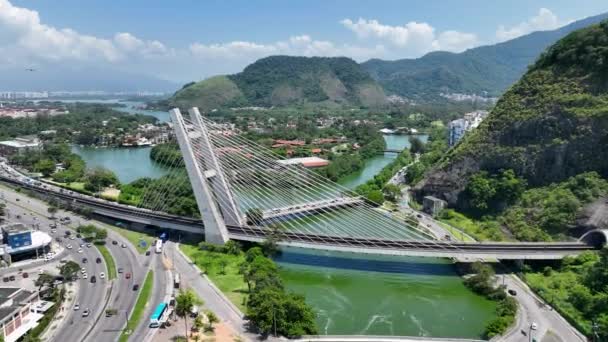 ジャネイロのバラ ティジュカでケーブル橋ブラジル 旅行先 観光地 ジャネイロ ブラジルでバラ ティジュカ 夏の旅行 熱帯の風景 — ストック動画