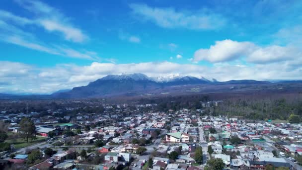 チリのプコンの雲の後ろの火山パタゴニアチリ クラウドスケープ ヴァルカン 火山地帯 パタゴニア チリのプコン マウンテン クラウドスケープ 隠れ里 — ストック動画