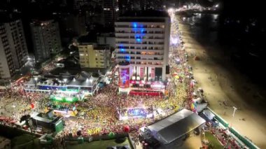 Bahia Brezilya 'daki Salvador' da karnaval partisi. Karnaval manzarası. Şehir merkezi arka planı. Turizm Merkezi. Metropole Havacılık Manzarası. Çarpıcı şehir manzarası. Bahia Brezilya 'da Salvador' da Karnaval Partisi.