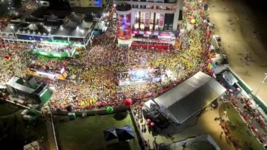 Bahia Brezilya 'daki Salvador' da karnaval partisi. Karnaval manzarası. Şehir merkezi arka planı. Turizm Merkezi. Metropole Havacılık Manzarası. Çarpıcı şehir manzarası. Bahia Brezilya 'da Salvador' da Karnaval Partisi.
