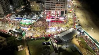 Bahia Brezilya 'daki Salvador' da karnaval partisi. Karnaval manzarası. Şehir merkezi arka planı. Turizm Merkezi. Metropole Havacılık Manzarası. Çarpıcı şehir manzarası. Bahia Brezilya 'da Salvador' da Karnaval Partisi.