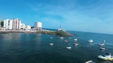 Bahia Brezilya 'daki Salvador' daki Barra Deniz Feneri. Seyahat arazisi. Şehir merkezi arka planı. Turizm sektörü. Tatil Rüyası. Çarpıcı şehir manzarası. Bahia Brezilya 'daki Salvador' daki Barra Deniz Feneri.