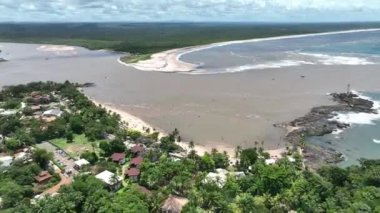 Bahia Brezilya 'daki Itacare Riverside' da. Turizm arazisi. Doğa Arkaplanı. Seyahat Manzarası. Tatil Varış Yeri. Deniz Burnu Sahnesi. Riverside Bahia Brezilya 'da Itacare' de.