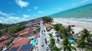 Alagoas Brezilya 'daki Maragogi' de Central Beach. Turizm arazisi. Karayip arka planı. Seyahat Manzarası. Tatil Varış Yeri. Deniz Burnu Sahnesi. Alagoas Brezilya 'daki Maragogi Merkez Plajı.
