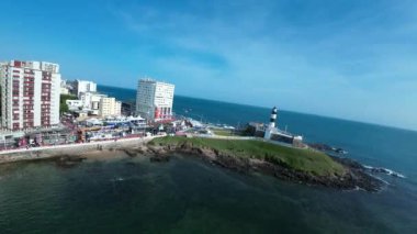 Bahia Brezilya 'daki Salvador' da deniz feneri. Seyahat arazisi. Şehir merkezi arka planı. Turizm sektörü. Tatil Varış Yeri. Çarpıcı şehir manzarası. Bahia Brezilya 'daki Salvador Deniz Feneri.