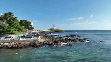 Bahia Brezilya 'daki Salvador' da deniz feneri. Seyahat arazisi. Şehir merkezi arka planı. Turizm sektörü. Tatil Rüyası. Çarpıcı şehir manzarası. Bahia Brezilya 'daki Salvador Deniz Feneri.